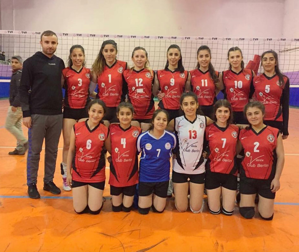 Prof. Vahit Özmen Ortaokulu voleybol takımı